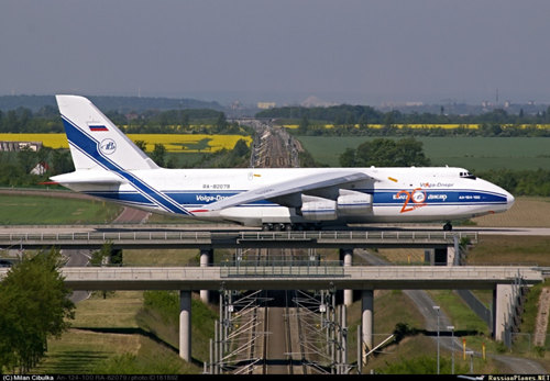 原文配圖：上百噸安124大運(yùn)駛上高架橋。