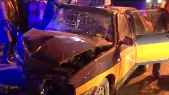 石家莊一轎車飛得太低，如炮彈轟爛出租車