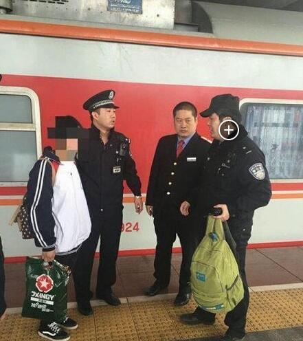 邢臺(tái)一女孩任性離家出走見(jiàn)網(wǎng)友 家人泣不成聲