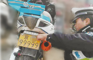 被交警查扣的摩托車。