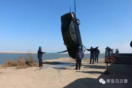 民警進(jìn)行現(xiàn)場勘查。