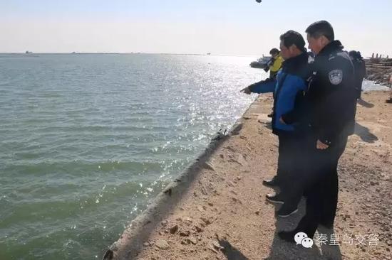 民警進(jìn)行現(xiàn)場勘查。