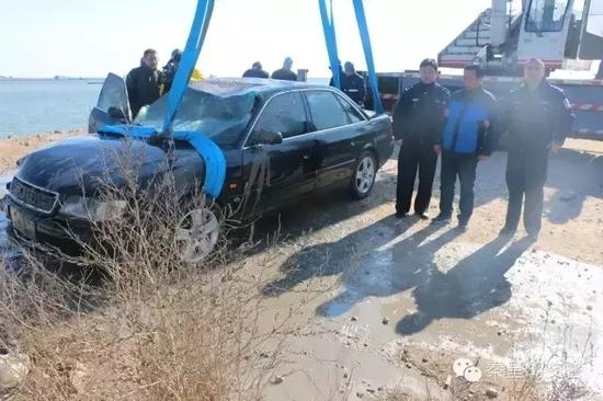 民警進(jìn)行現(xiàn)場勘查。