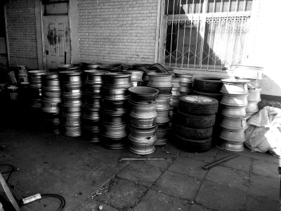 無業(yè)男三個月偷84個輪胎賣廢鐵非法獲利4000元