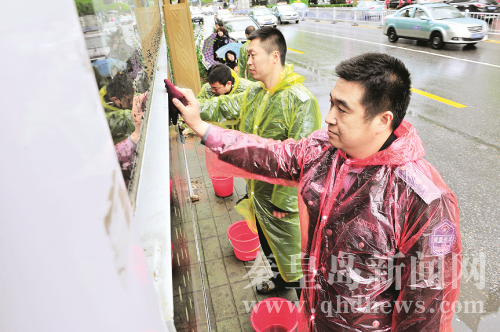 5月12日，各單位干部群眾、志愿者一道開展洗城活動。