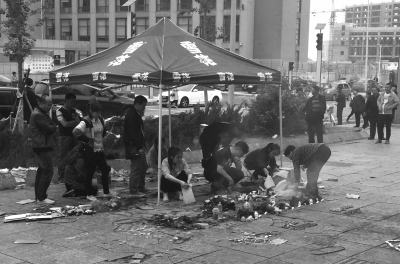 家屬悼念遇難學(xué)生。京華時(shí)報(bào)記者陶冉攝