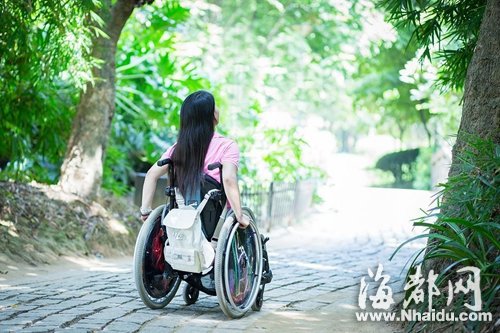 楊女士想盡力展示陽(yáng)光的一面，不過(guò)她說(shuō)自己內(nèi)心其實(shí)很難受