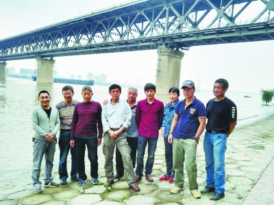 參與救援的冬泳隊員等人。市民吳女士供圖