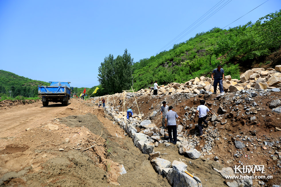 南胡哈村進村主路工程建設。長城網(wǎng) 張錚 攝