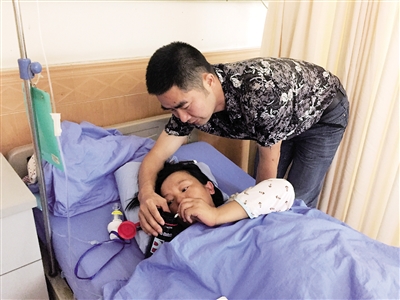 老陶正在照顧產(chǎn)后的妻子