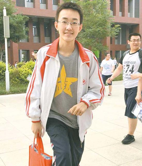 2016年全省高考文科第一名、衡水中學學生袁嘉瑋。
