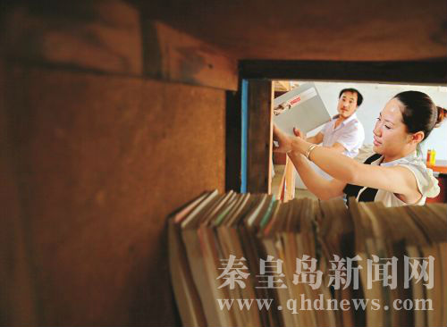 秦皇島昌黎農(nóng)民自費(fèi)建書屋向村民開放(組圖)