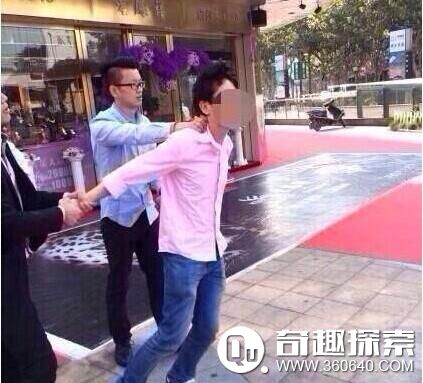 已婚男子戴假發(fā)進女浴室 不脫衣拿手機偷拍被抓