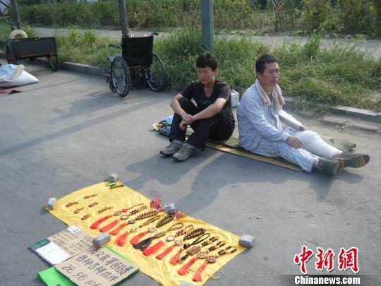 大學(xué)生帶病父擺地?cái)傞_學(xué)在即面臨兩難抉擇(圖) 大學(xué)生帶病父擺地?cái)傞_學(xué)在即面臨兩難抉擇(圖)