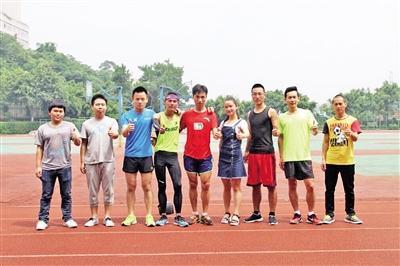 敖羅在跑友的陪伴下完成了100公里跑步。