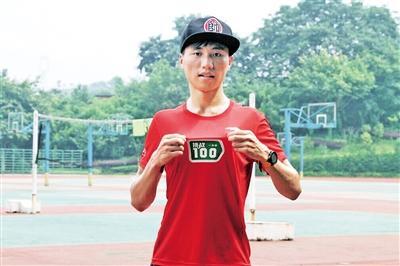 敖羅在跑友的陪伴下完成了100公里跑步。