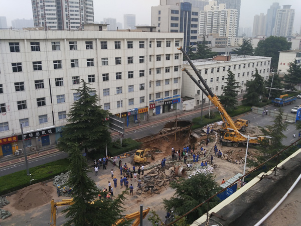 8月2日，坍塌現(xiàn)場(chǎng)正在施工。  本文圖片均來(lái)自澎湃新聞?dòng)浾呙鼯o