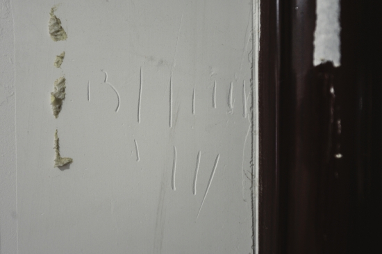 8月20日，長(zhǎng)沙上東辛頓公寓小區(qū)，北一棟一住戶家門口的標(biāo)記，疑為小偷的暗號(hào)。圖/實(shí)習(xí)生 陳日雯 記者 辜鵬博