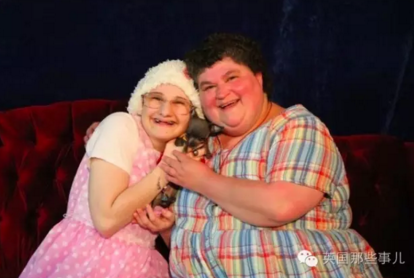 她總是穿著色彩鮮亮的衣服，沖著周圍的人露出親近的笑容。