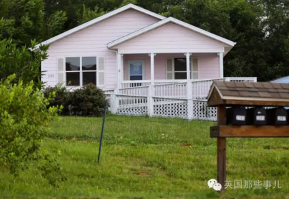 Dee Dee是一個(gè)單親母親，她沒有工作，全職在家照顧身患重病的女兒。