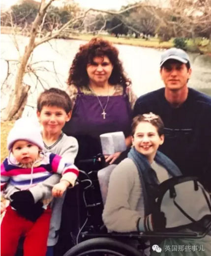 各種藥物的副作用之下，她小小年紀(jì)，牙齒已經(jīng)掉的差不多了。