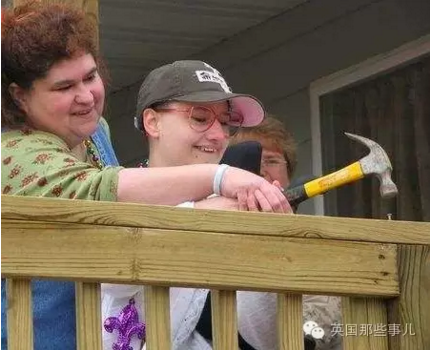 她下半身癱瘓，沒法獨(dú)立行走，不管到哪，都只能靠母親用輪椅推著。