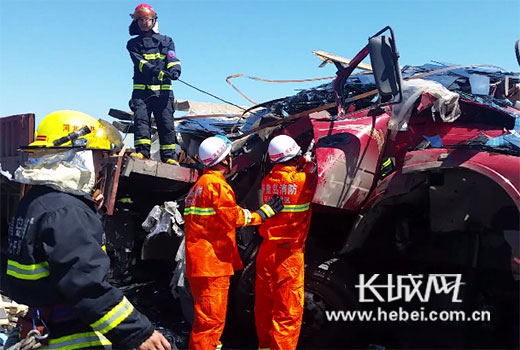 救援現(xiàn)場(chǎng)。圖片由秦皇島公安消防提供