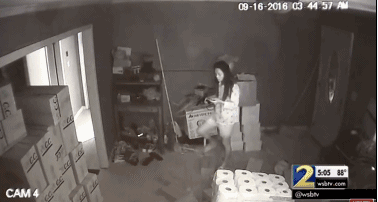 之后一男子出現(xiàn)在畫面中，安慰該女子并將手槍收起報(bào)警。