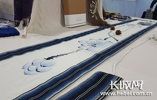 “女紅坊”手工制品引爆河北特博會 。長城網(wǎng) 寧曉雪 攝