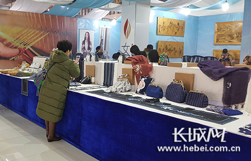 “女紅坊”手工制品引爆河北特博會 。長城網(wǎng) 寧曉雪 攝