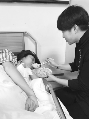 王一嵐躺在病床上。