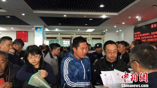 購房者排隊(duì)等待辦理房屋產(chǎn)權(quán)登記 王天譯 攝