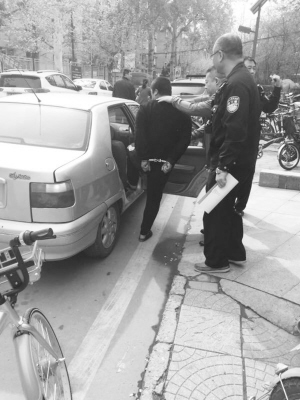 ■民警押解嫌疑人去追贓。