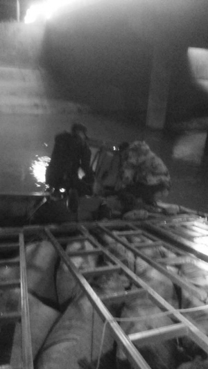 5名保安撬車門救人。 保安供圖