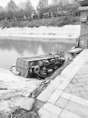 被追尾的貨車倒在石津灌渠里。本報記者 南開宇 攝