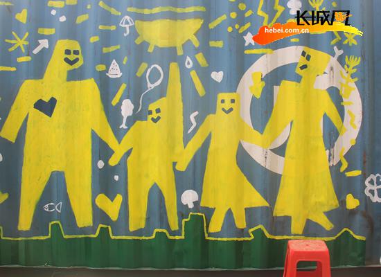 集裝箱涂鴉區(qū)游客們勾勒美好畫(huà)面。張千 攝