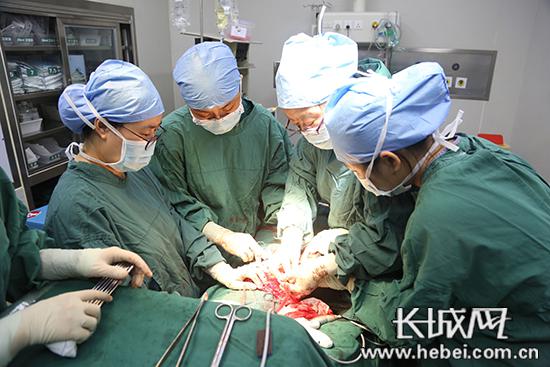 醫(yī)護人員進行手術。
