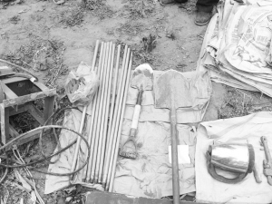 為警方繳獲的盜墓工具。