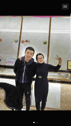 歌手寧杰（左）被市民認(rèn)出求合影。（樂隊(duì)成員供圖）