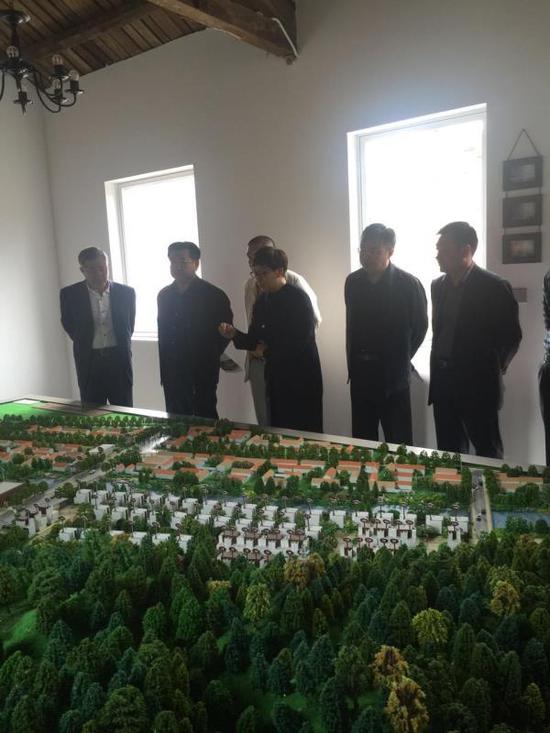 承德市副市長蘇鐵成聽取中國興隆·觀星小鎮(zhèn)旅游度假項目工程負(fù)責(zé)人關(guān)于項目建設(shè)推進(jìn)情況匯報。