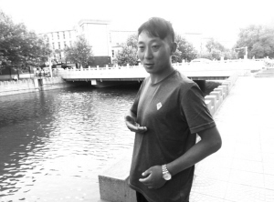 救人者朱青云比劃當時水深情況媽媽心疼地為他擦拭傷口