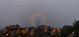 秦皇島都山乍現(xiàn)“佛光”奇觀 七色光環(huán)十分壯觀