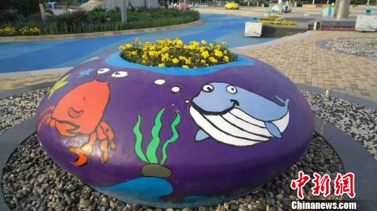 圖為“海洋元素”的手繪給金夢(mèng)海灣增添了新風(fēng)景 王天譯 攝 圖為“海洋元素”的手繪給金夢(mèng)海灣增添了新風(fēng)景 王天譯 攝