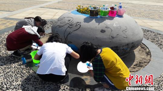 河北大學(xué)生手繪“海洋元素”扮靚“夏都”秦皇島