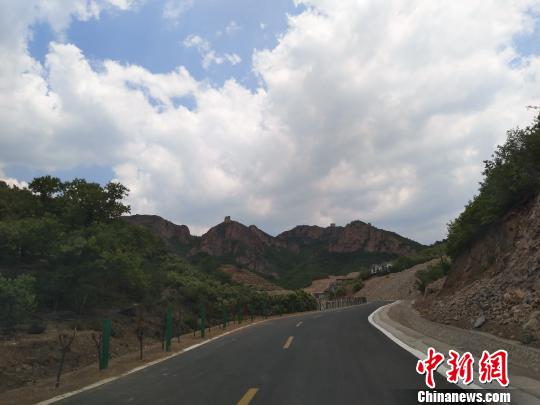 圖為延綿的長(zhǎng)城在環(huán)長(zhǎng)城公路上隨處可見 王天譯 攝 圖為延綿的長(zhǎng)城在環(huán)長(zhǎng)城公路上隨處可見 王天譯 攝