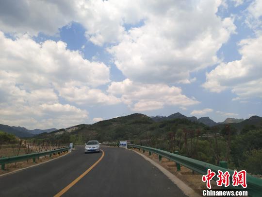圖為環(huán)長(zhǎng)城公路一景 王天譯 攝 圖為環(huán)長(zhǎng)城公路一景 王天譯 攝