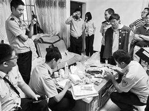 穿著拘留服的“老賴(lài)”徐某某看著法官清點(diǎn)他被強(qiáng)制執(zhí)行的款項(xiàng)