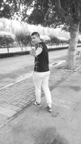 就是這位小伙子把包還給了失主。 　　照片由王英輝的朋友提供