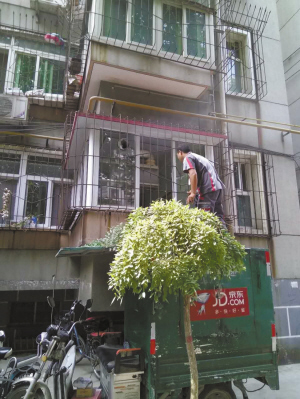 快遞小哥不顧危險(xiǎn)關(guān)閉廚房爐灶。 市民供圖