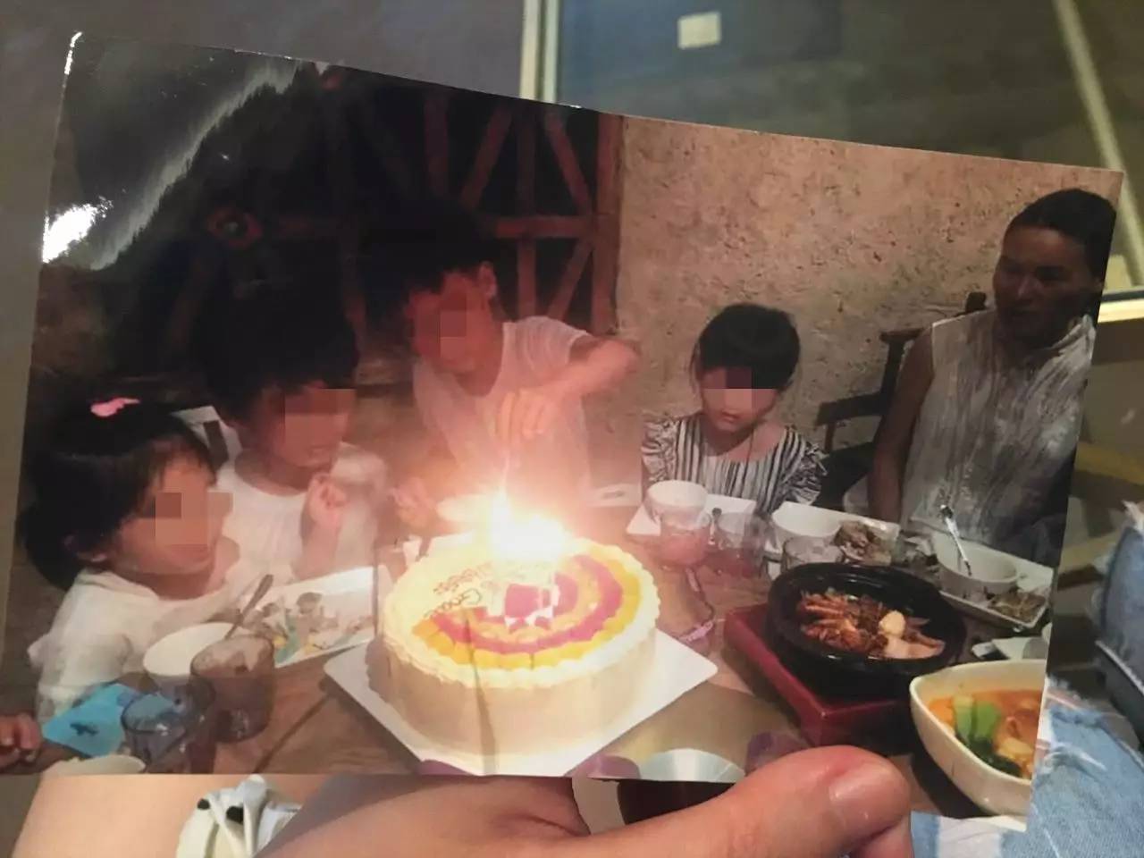 去世的孩子和家人在一起。（受訪者供圖）